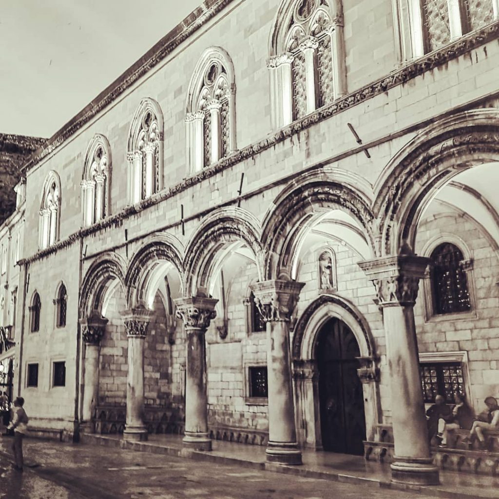 Evening stroll through the castle in the old city in Dubrovnik. . . ..&hellip;