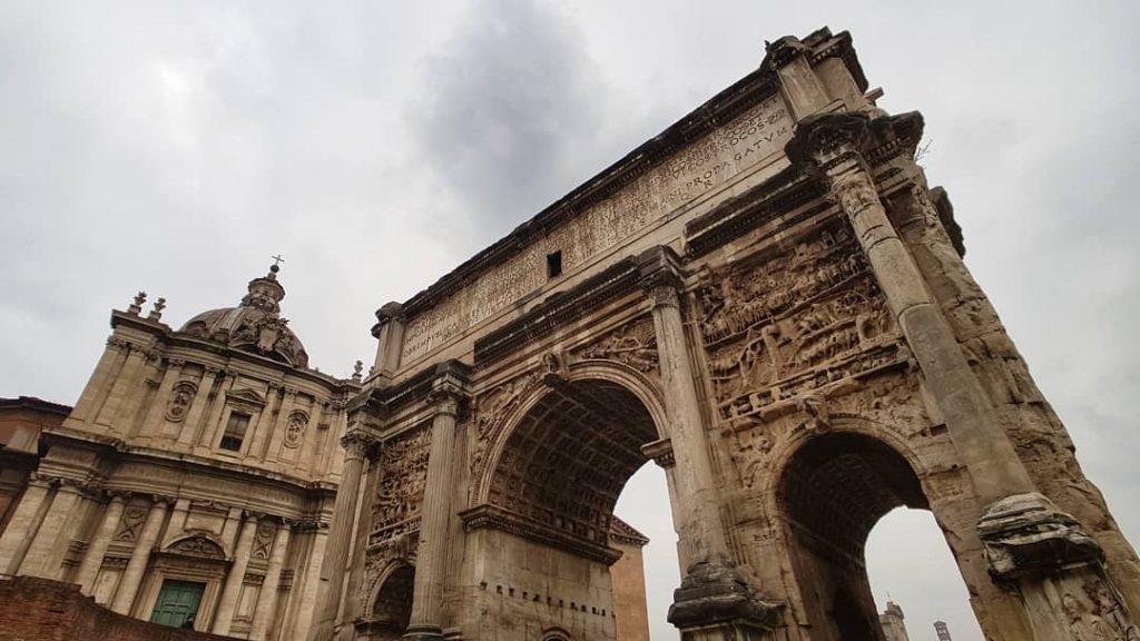 Roman forum! • • • #roma #shotonmoment #explore #enjoythejourney #exploretheworld #travelphotography #adventures_rw #bnesimppl #traveleurope&hellip;
