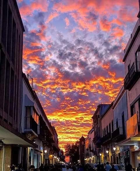 Querétaro y sus calles durante un grandioso atardecer . . #traveladdict #travelblog #travelers #traveller&hellip;