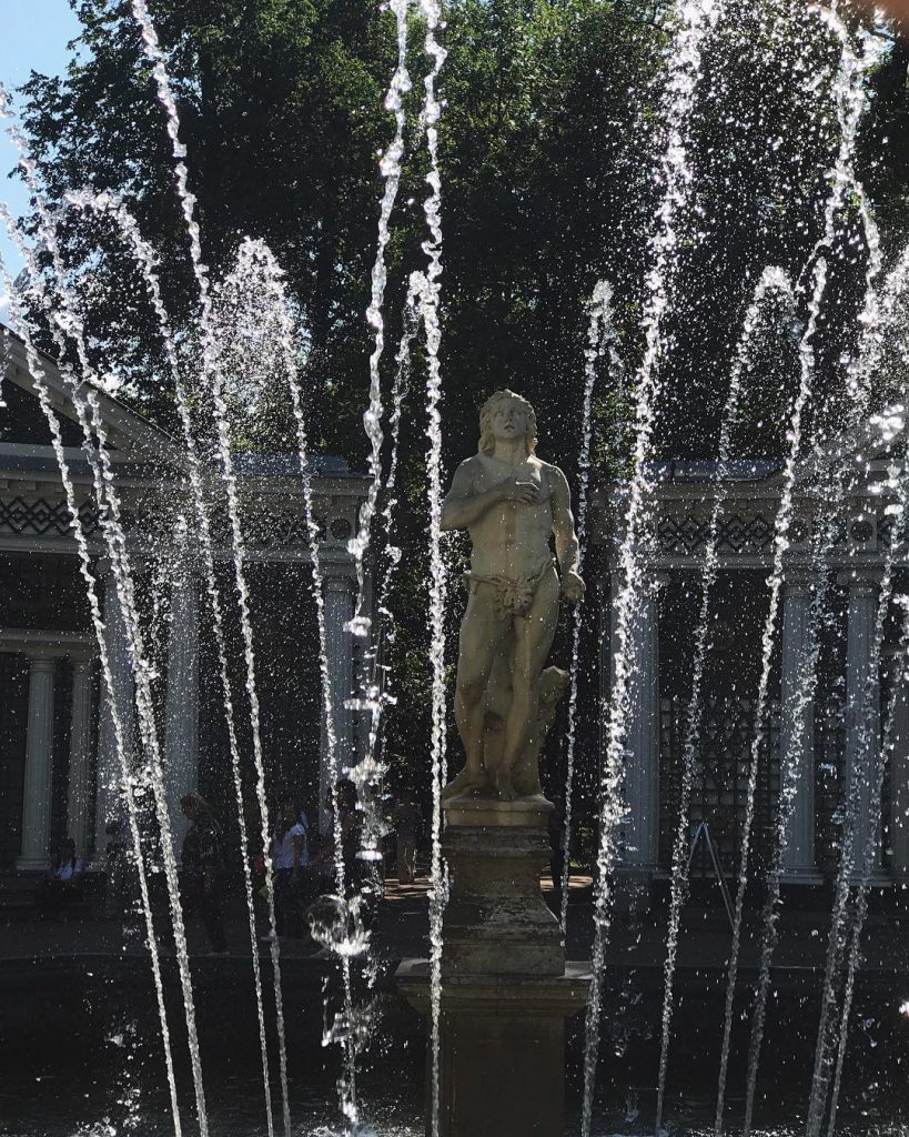 Place with hundreds of fountains – Peterhof️