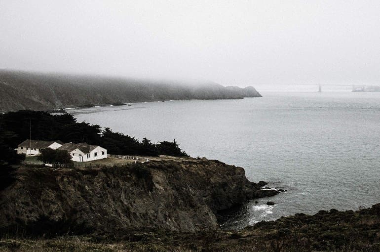 Un cottage isolato con vista . . . . . . . #sanfrancisco #nature&hellip;