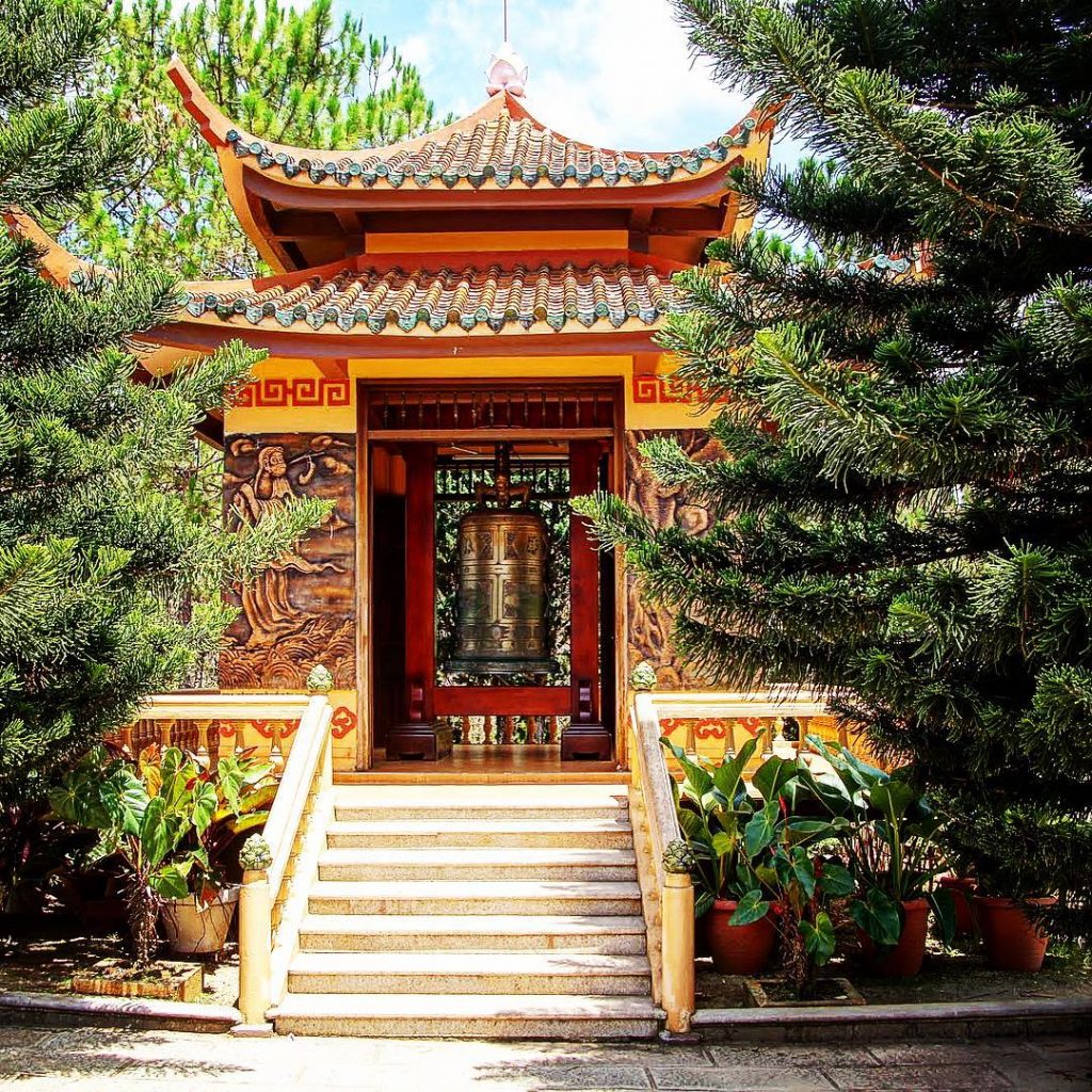 Vietnam #temple #vietnam #bnesimppl #nature #naturephotography #travel #destination #travelphotography #travelblogger #travelgram #letsguide #photooftheday #traveldestinations_ig