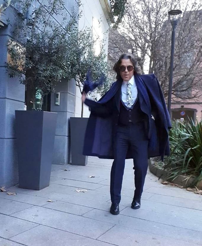 Sobrietà #mfw2019 #sfilatemilano #modaitaliana #sobriety #oodtshare #fashiondesigner #lifestyleblogger #artivisive #shadesofblue #tie #gilet #gentleman #longhairman&hellip;