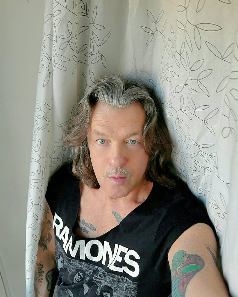 Le luci del mattino #morninglights #sunbeams #raysoflight #greyeyeshadow #greyeyes #longhairman #tattooedpeople #ramones #rock #rockstar&hellip;