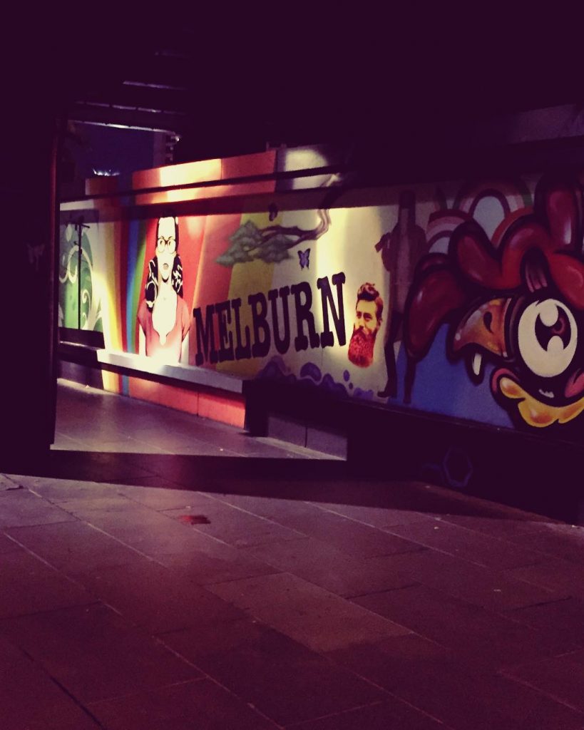 Graffiti lane of ‘Melburn’. Summer in Melbourne is not summer. Ósea lo típico de&hellip;