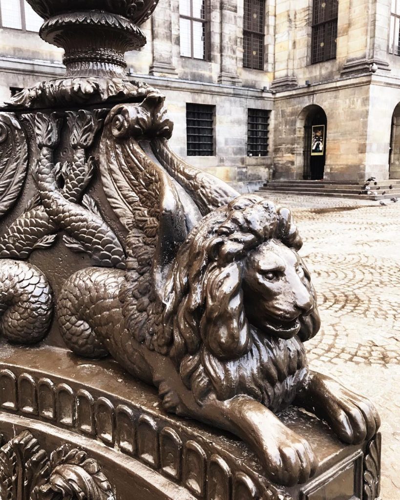 So many details,very delicate work