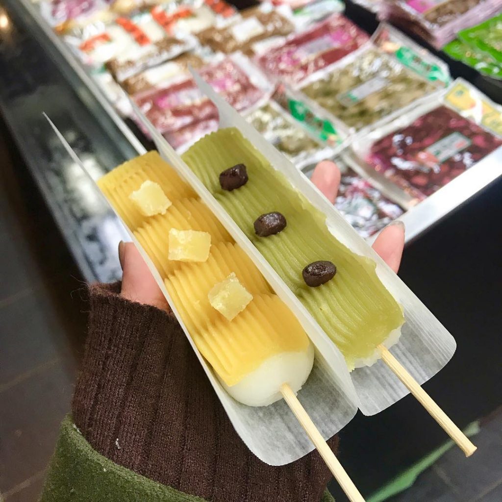 抹茶とさつまいも???? . . #団子 # #渡月橋 #嵐山 #京都 #紅葉 # #kyoto #写真好きな人と繋がりたい #写真撮ってる人と繋がりたい&hellip;