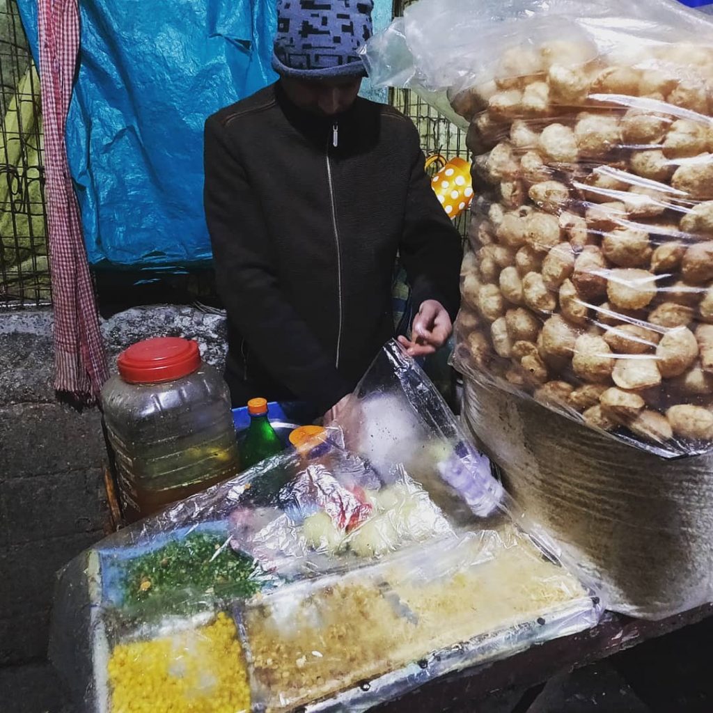 Making jhaalmuri #incredible_india #westbengaltourism #westbengalphotography #jhaalmuri #puchka #darjeelingdiaries #darjeeling #darjeelingtrip #travellingthroughtheworld #travellingislife #travelersnotebook #travelbook&hellip;