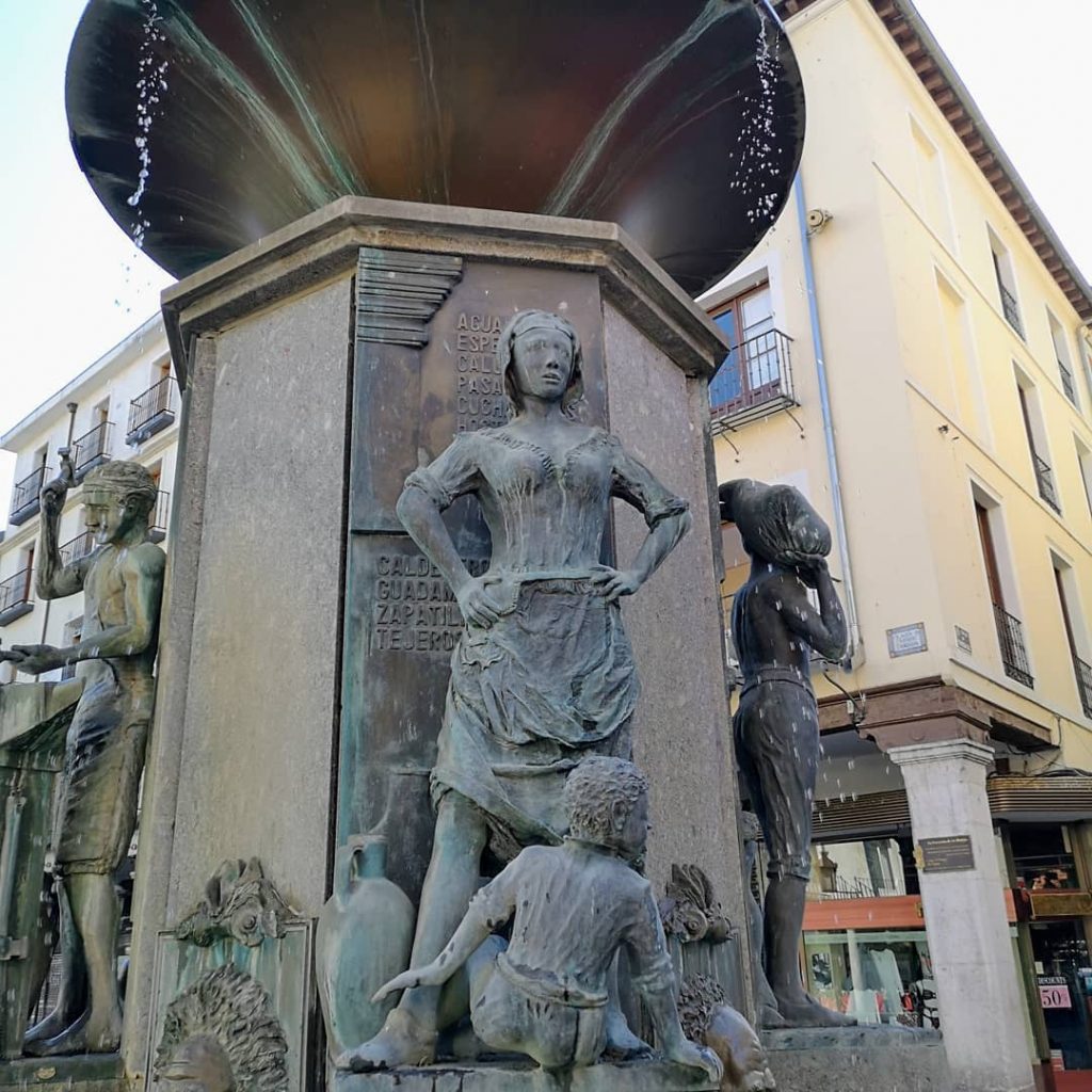 Plaza Fuente Dorada, cada estatua está dedicada ha una profesión, concretamente esta dedicada a&hellip;