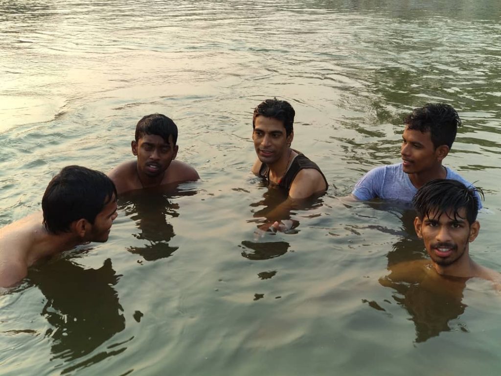 Holy dip in the #river basin! Though #candid, #perfectclick! #travel #traveler #travelingram #traveller #traveling&hellip;