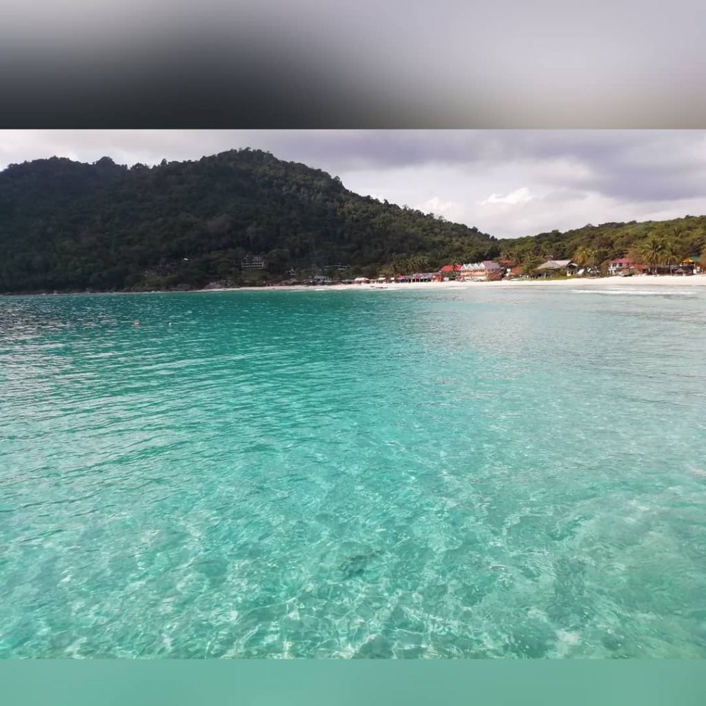 One Big Swimmingpool. No filters used. #Bnesimppl #beachlover #swimming #beach #paradise #malaysia #asia #landscapes&hellip;