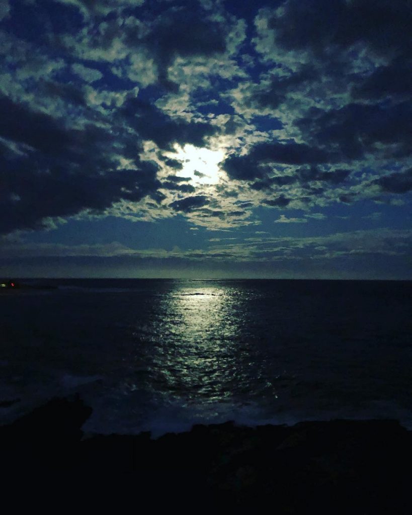 It’s a full moon and I live on an island. How stunning!