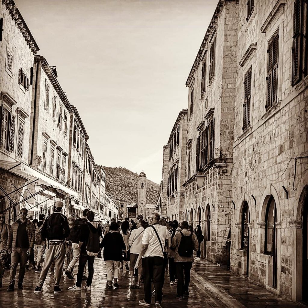 Stroll through the castle in the old city in Dubrovnik. . . .. #dubrovnikoldtown&hellip;