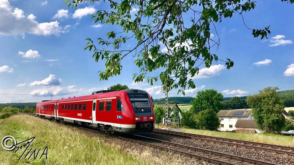 to the fields. #bavaria #germany #trainspotting #railways #eisenbahn #trainshot #train_nerds #eisenbahnherz #eisenbahnfieber #rail_barons #railhub…