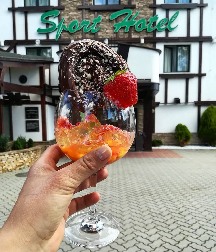 Príďte si spríjemniť nedeľné poobedie takýmto skvelým dezertom???? . . #hotelsport #hotel #donovaly #uzasnejedlo…