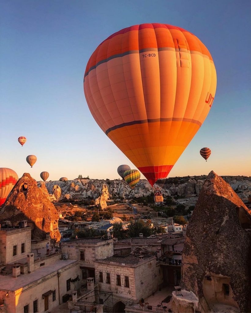 Up up in the sky ️ . . . #balloons #kapadokya #turkey #turism #earlymornings…