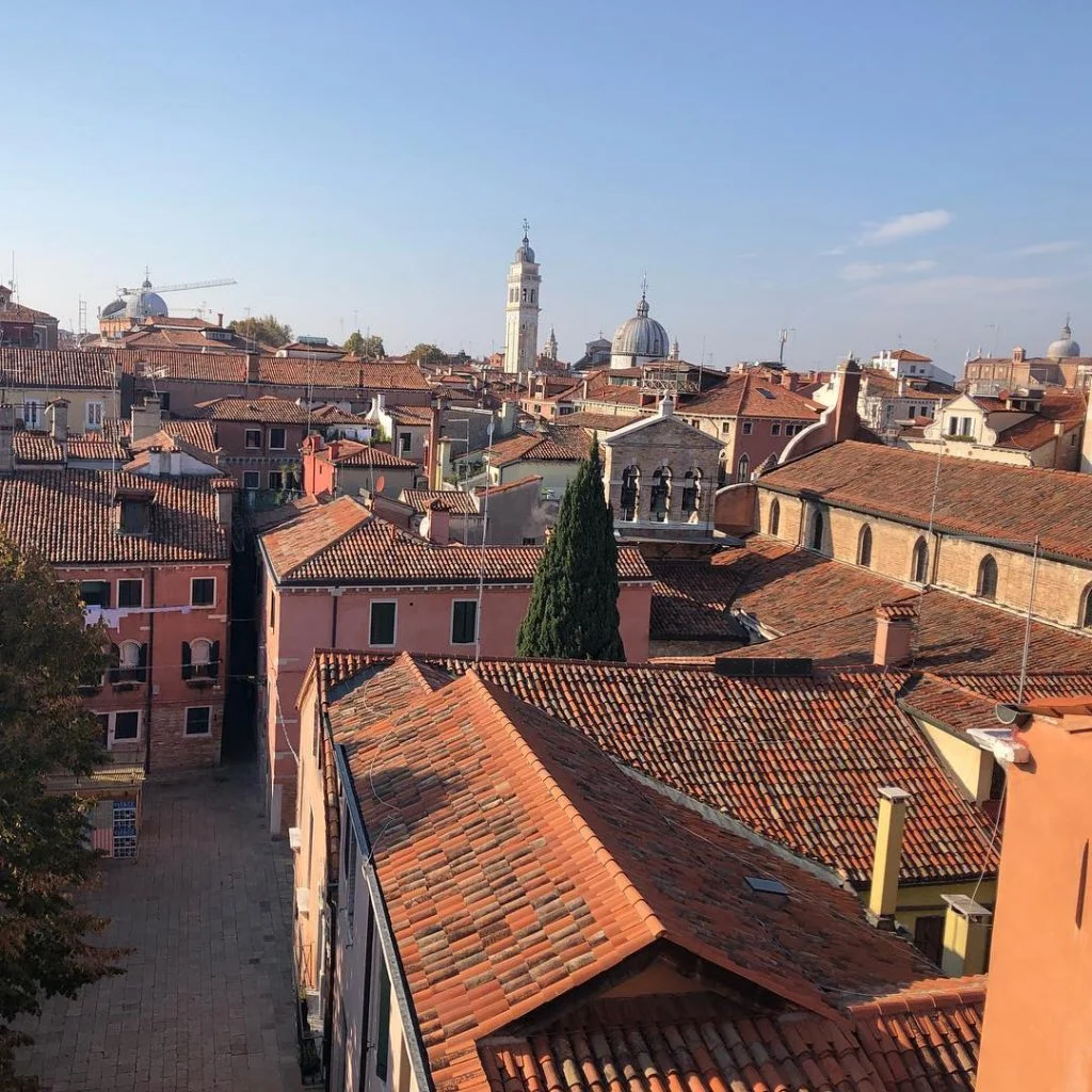 #italy #italy???????? #italytrip #venice #friends #sun #trip #assasinscreed #rooftop #venice???????? #trip #travel #travelphotography #travelholic&hellip;