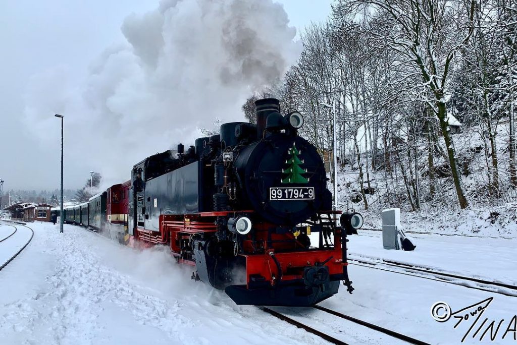 Special trains at the Ore Mountains #picoftheday #iphonephoto #beautiful #lok #züge #railway #railroads #schienen…