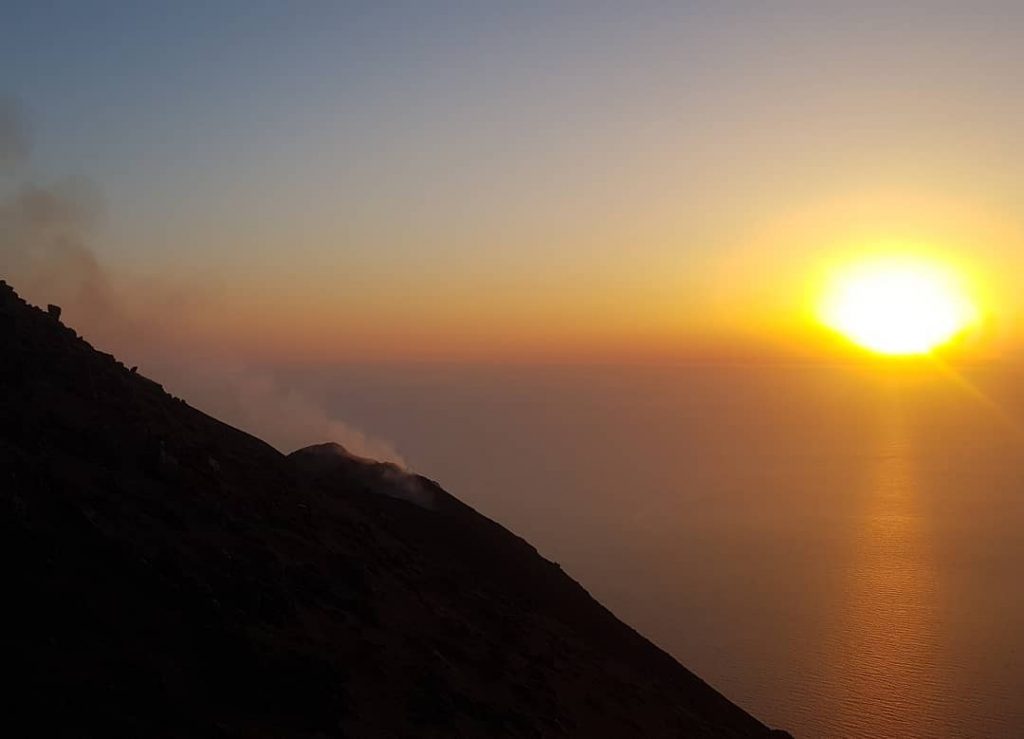 Wspinaczka na czynny wulkan Stromboli / climbing the activ volcano Stromboli #italy #stromboli #włochy…