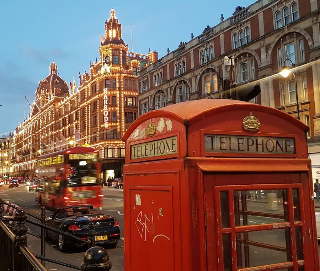 #greatbritain #london #harrods #telephonebox #londyn #wielkabrytania #budkatelefoniczna #travelholics #podróże #city #traveling #bnesimppl
