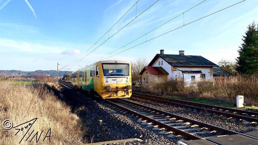 Train spotting in CZ. #czech #iphone_photography #beautiful #cz #trainspotter_europe #iphonepic #lok #winter #railway #railroads…