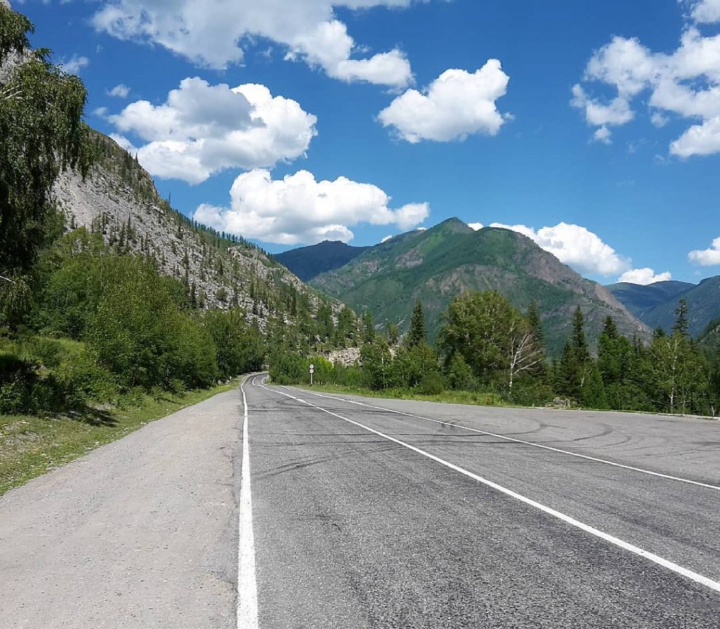 This road calls me to follow. #landscapephotography #roads #mountains #nature #naturephotography #naturelovers #amazingplaces #amazingtrip&hellip;