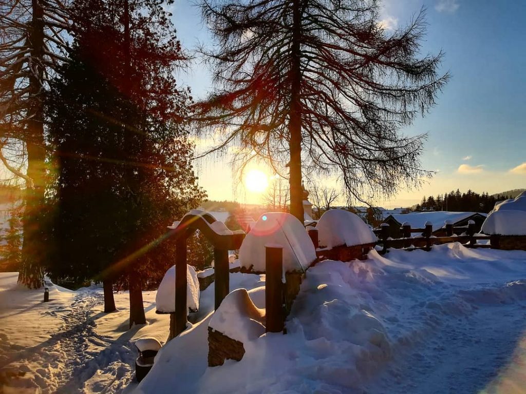 Čarovná dedinka tieto naše Donovaly ️ . . #parksnow #Donovaly #winter #evening #sunset #sunrise_sunset_photogroup…
