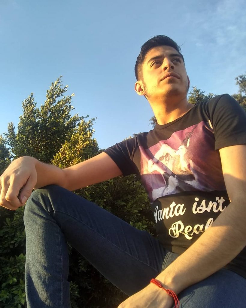 Así son mis poses cuando trato de lucir reflexivo e interesante frente al atardecer.&hellip;