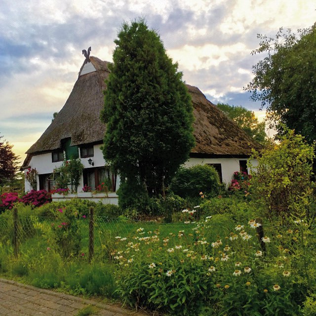 “frisian house” . #northsea #earthscope #friesland #northcountry #garden #travel #travelling #travelphotography #travelgram #travelstagram #instatravel&hellip;