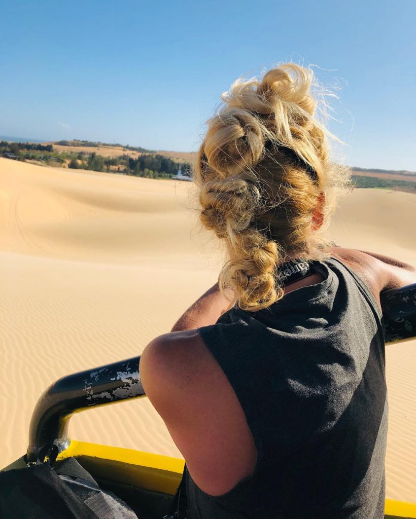 JEEP lifestyle! #backpackingvietnam #travelingvietnam #travelbloggerlife #travelphotography #jeep #teamcanon #sanddunes #whitesand #dunes #landscape #free #lifestyle&hellip;
