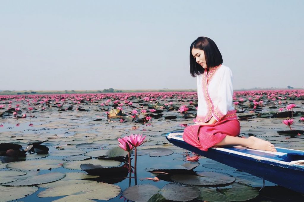 มาเก็บบัวค่ะ #travelholic #travel #travelwithtong #UDN #ทะเลบัวแดง #Isantrip #ตองจะเที่ยว #เที่ยวเก่ง #bnesimppl