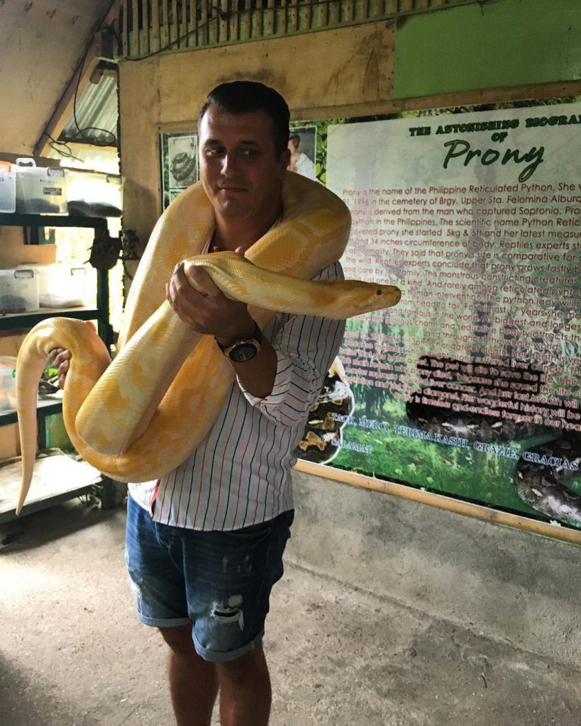 Hello my yellow friend • ⭕️⬆️Live life with no excuses, travel with no regret&hellip;