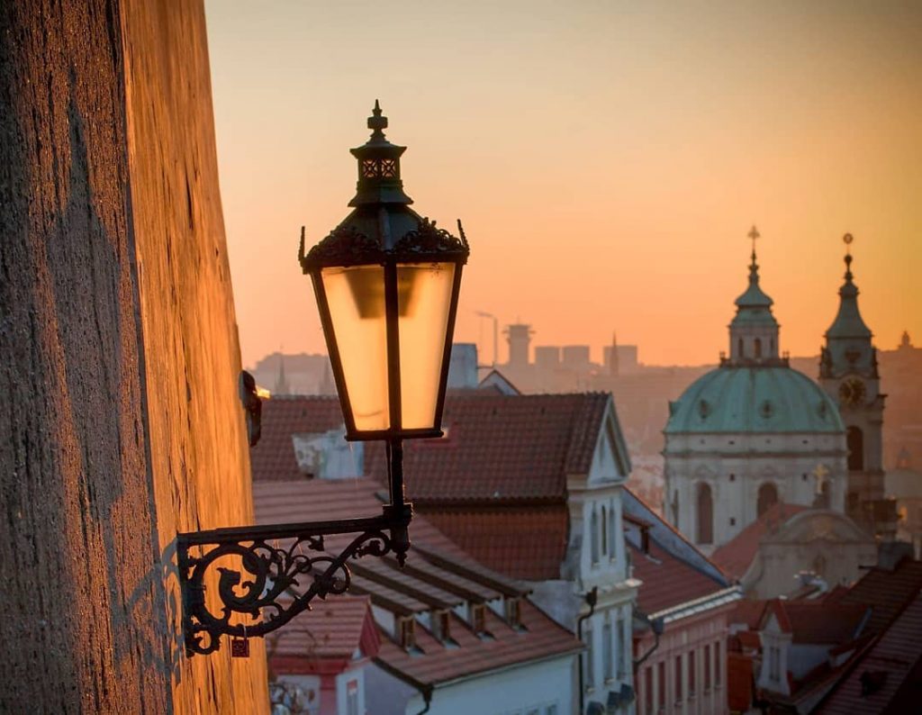 pohled na kostel svatéáše a pozice na Radničních ozářená í svým stínem letité wonderful_prague&hellip;