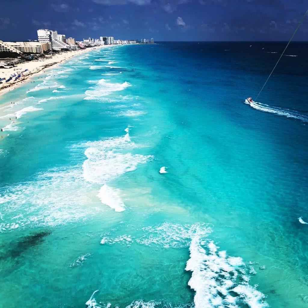 #parasailing #parasail #upinthesky #cancun #mexico #cancunmexico #cancun #sandoscancun #island #voyage #voyageur #travel #travelphotography #boat&hellip;