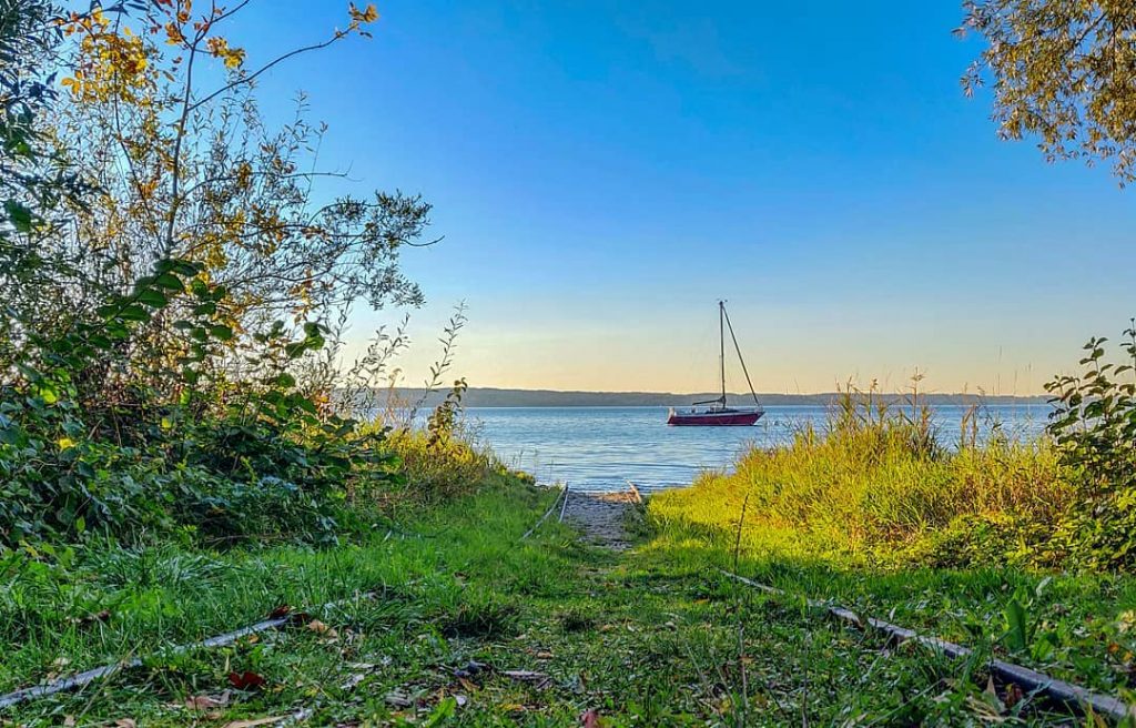 Waiting for the #sunshine like back at #Ammersee Lake #latergram #germany #autumn #boat #Bavaria