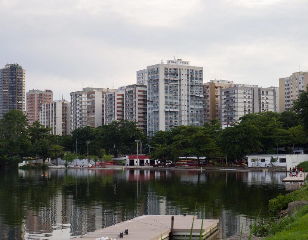 Colourful spot in the middle of Rio de #riodejaneiro #lagoa #brazil #lagoarodrigodefreitas #cloudy #skyscraper&hellip;
