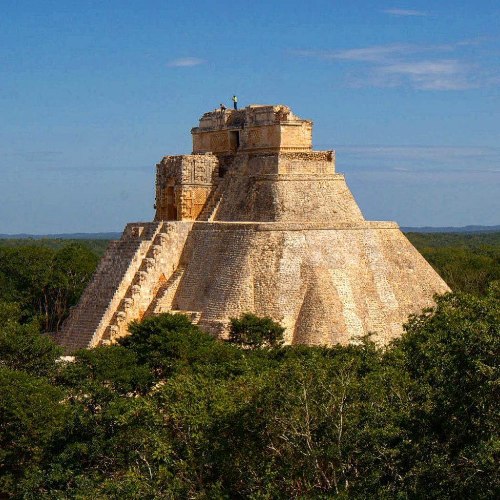 Mayans pyramid over the jungle #mexico #yucatan #mayas #pyramids #jungle #bnesimppl #nature #naturephotography #travel&hellip;
