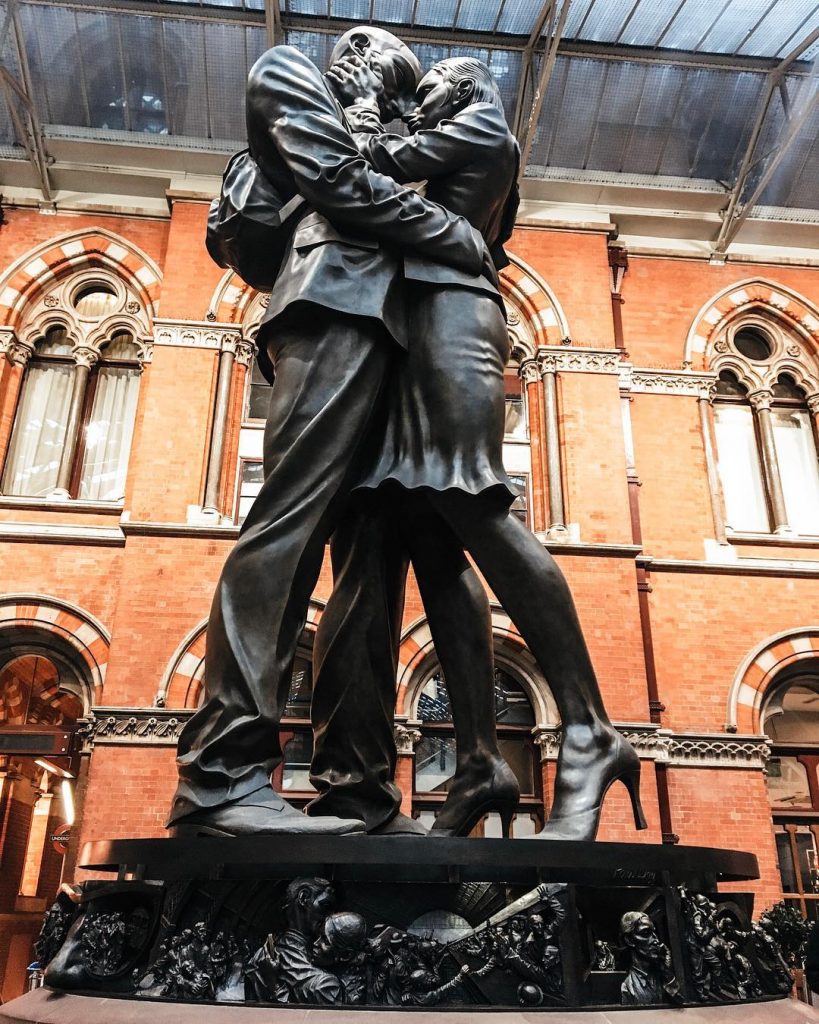 This is one of the best statue ever! It’s in #stpancrasinternational where a lot&hellip;