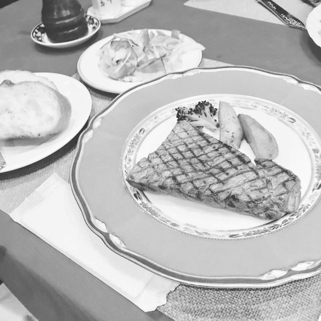 北新地でビフテキランチ . . #北新地 #ビフテキ #ステーキ #ランチ #お皿が可愛い #???? #写真好きな人と繋がりたい #おしゃれさんと繋がりたい #follow4followback #followback&hellip;