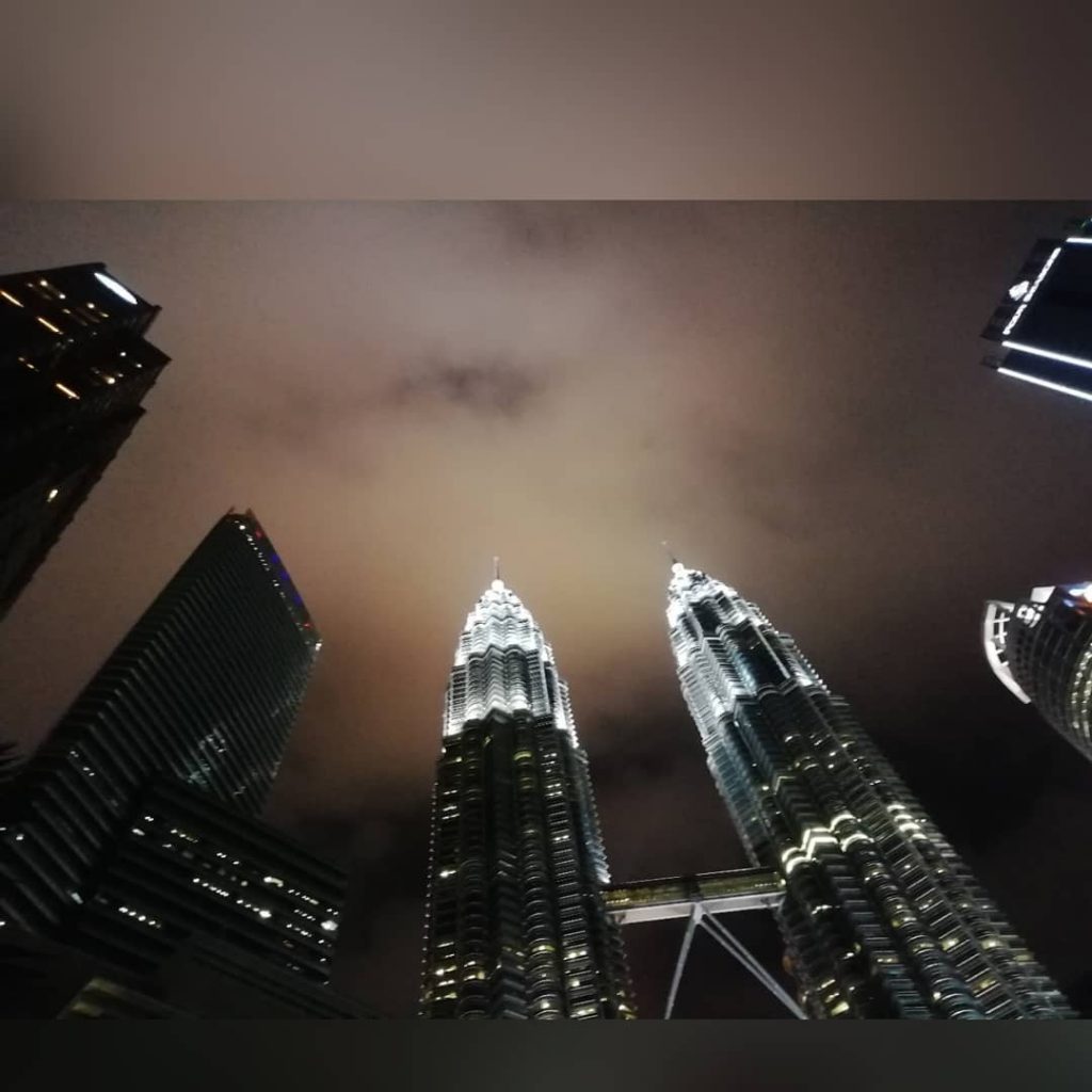 Petronas Towers by night. No filters used. #petronas #petronastowers #night #skyline #sky_brilliance #skyscraper #building&hellip;