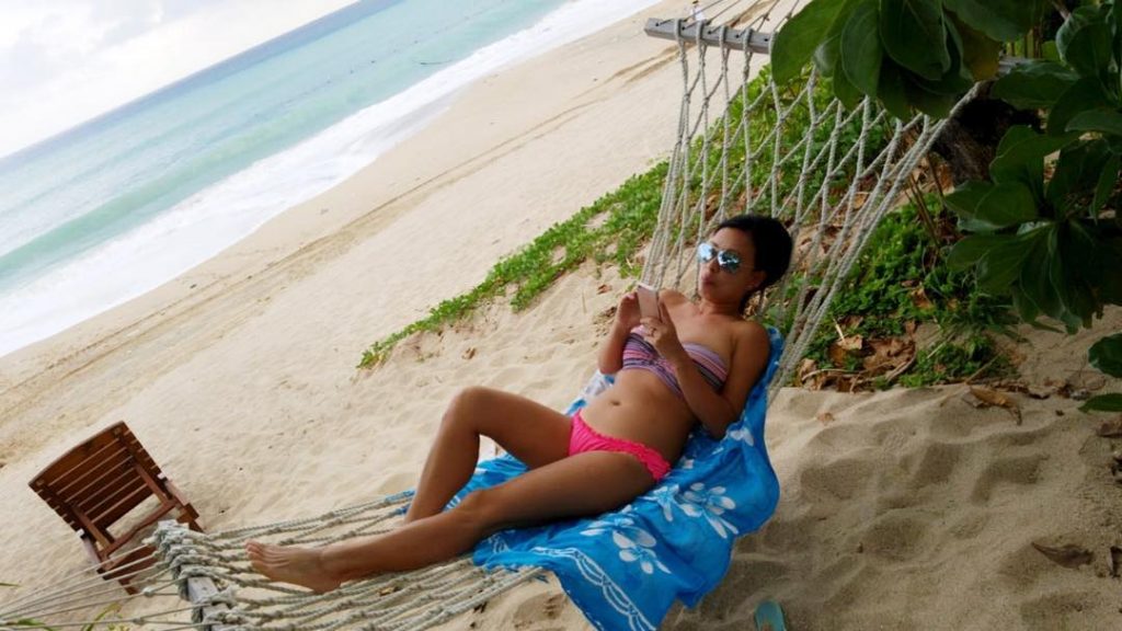 Relaxing & updating my IG ️ . . . #beachlover #beachbabes #beachwaves #beach #beachlove&hellip;