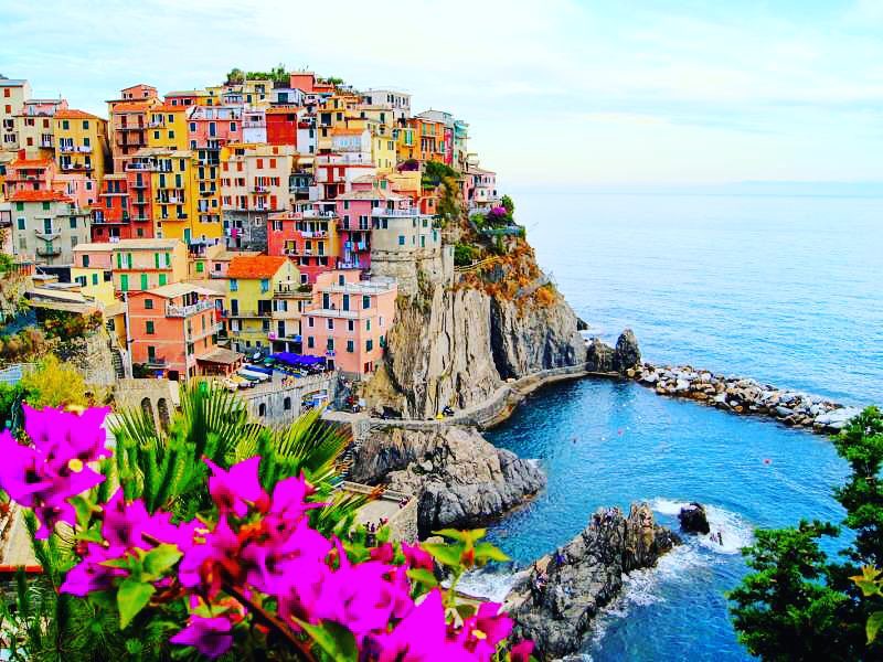Manarola es el penúltimo pueblo que conforman las Cinque Terre en la spezia andando&hellip;