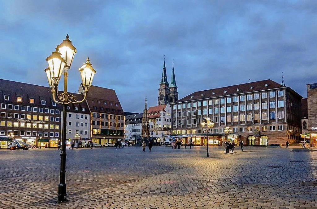 Нюрнберг – фантастический город! Булыжные мостовые, старинные каменные мосты, фахверковые домики! Я не понимала:&hellip;