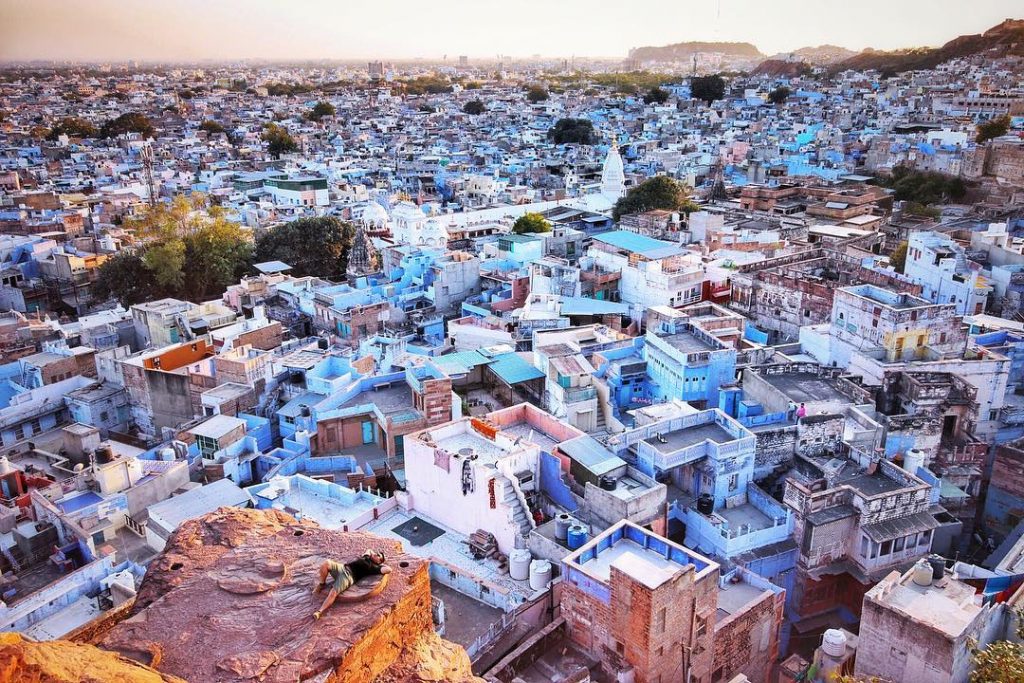 The world is too big to stay in one place. Life is too short&hellip;