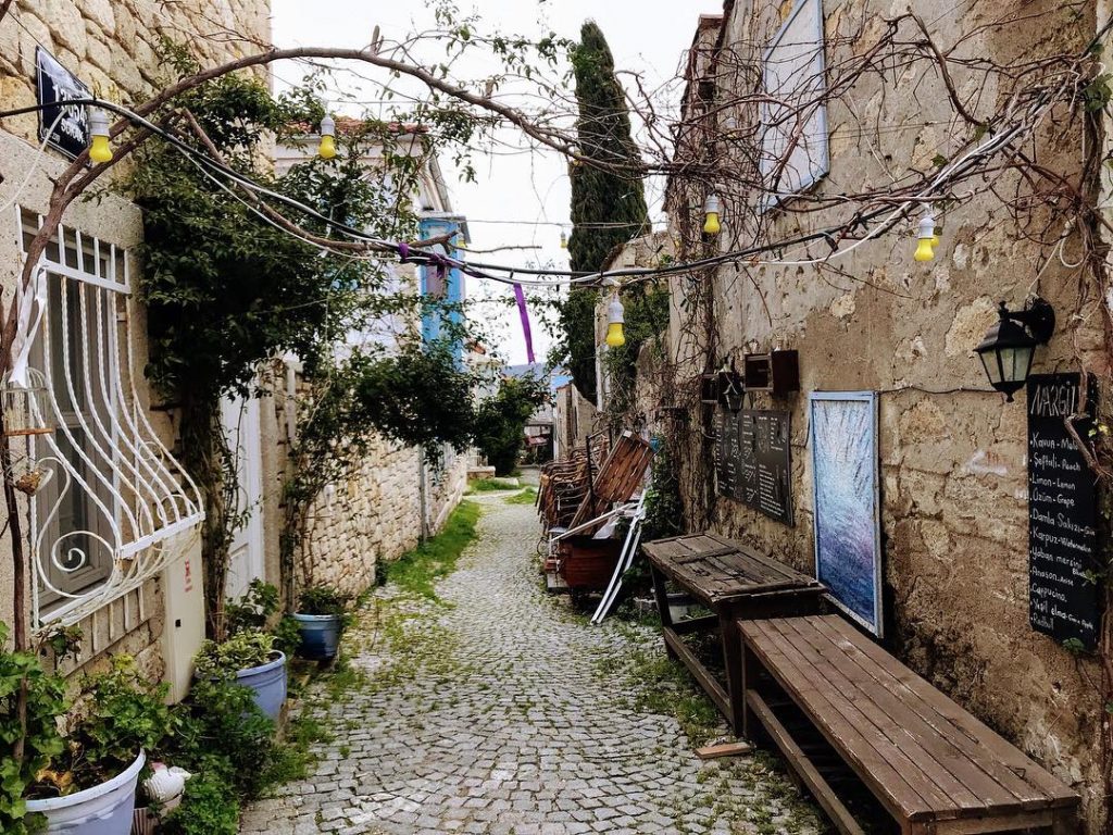 Hayatı tam olarak burada durdurabilir miydim? Alaçatıyı turistlerin olmadığı bir sezonda geçen yıl bugun&hellip;