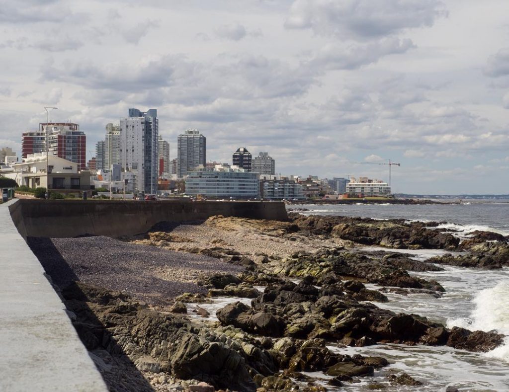 Rough waves at La Barra‘s #puntadeleste #sea #uruguay #uruguay???????? #cloudy #coastline #southamerica #beach #travelblogger&hellip;