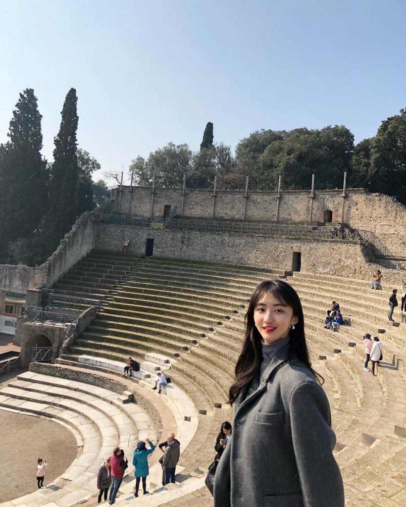 다른 투어 가이드님이 폼페이 공연장이 잘 울린다는거 보여주려고 직접 노래하셨다 ㅋㅋㅋ(๑˃̵ᴗ˂̵) #이탈리아 #여행 #여행에미치다&hellip;