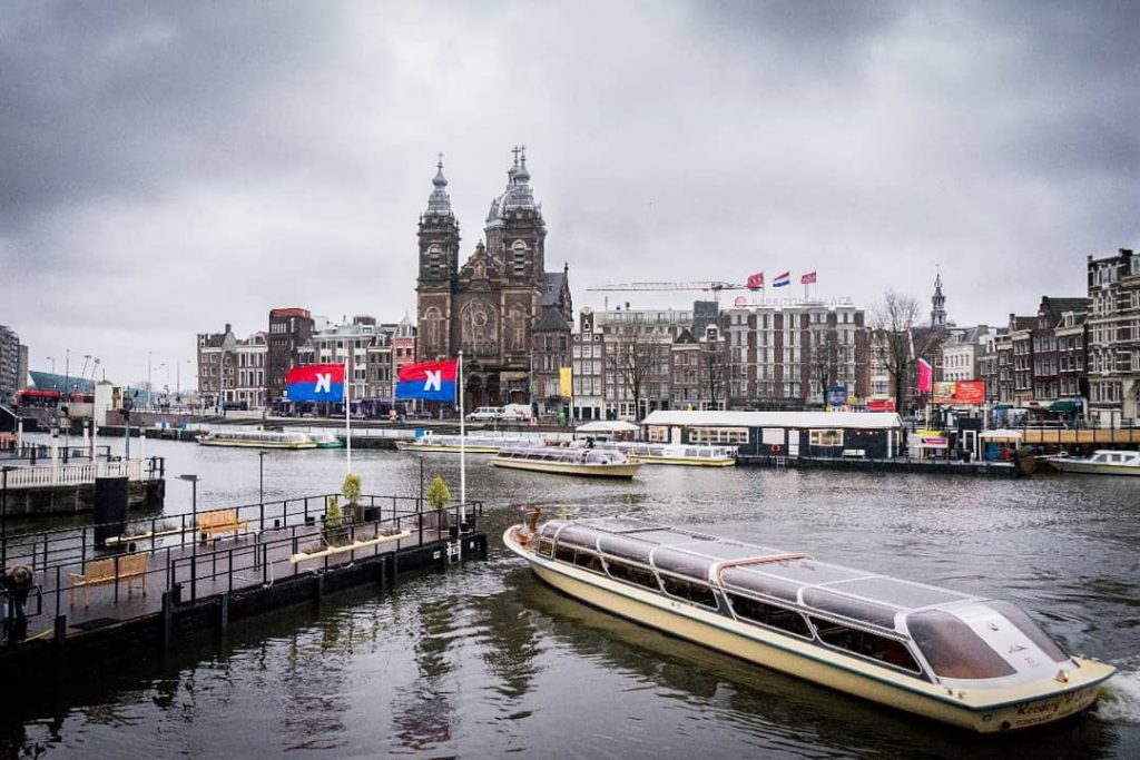 I canali di Amsterdam con le barche per fare le visite . . .…