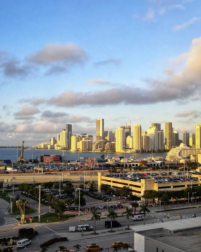 Порт, ранее утро. Вид на Майами с круизного лайнера, приставшего к берегу