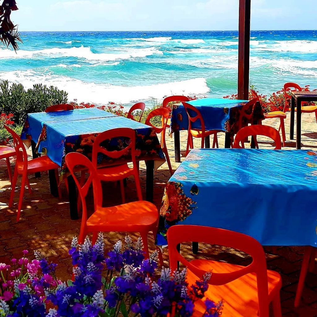 The italian cute tratoria just on the beach in Calabria Włoska, urocza knajpka przy…